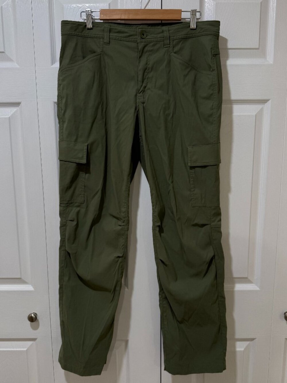MEC Men's Olive Green Hiking Cargo Pants - Size 34x32 Mountain Equipment Company